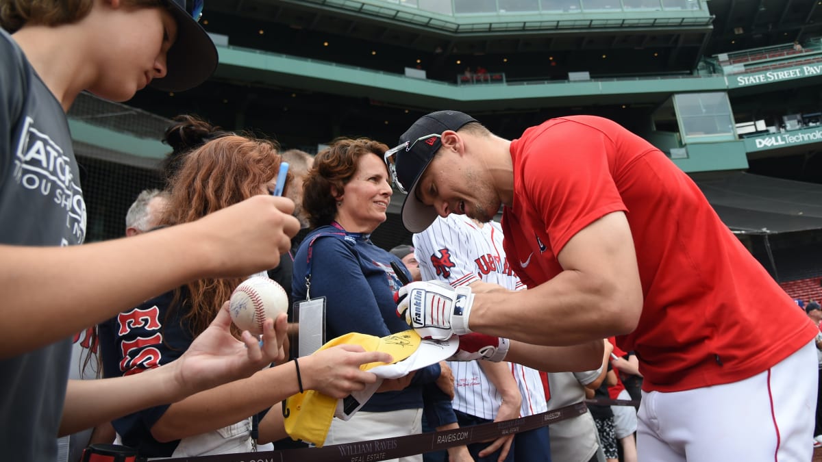 Boston Red Sox Awkwardly Trade Kiké Hernandez on Puerto Rican