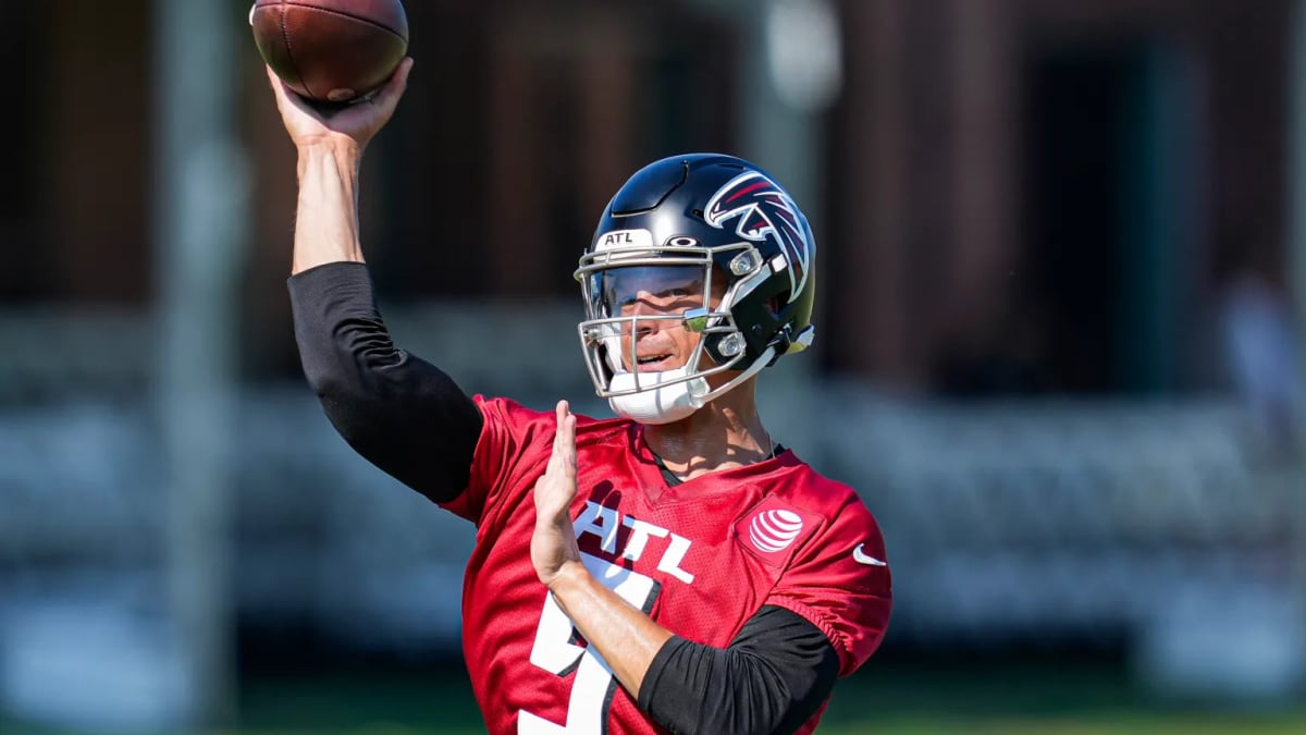 Atlanta Falcons quarterback Desmond Ridder (9) passes the ball