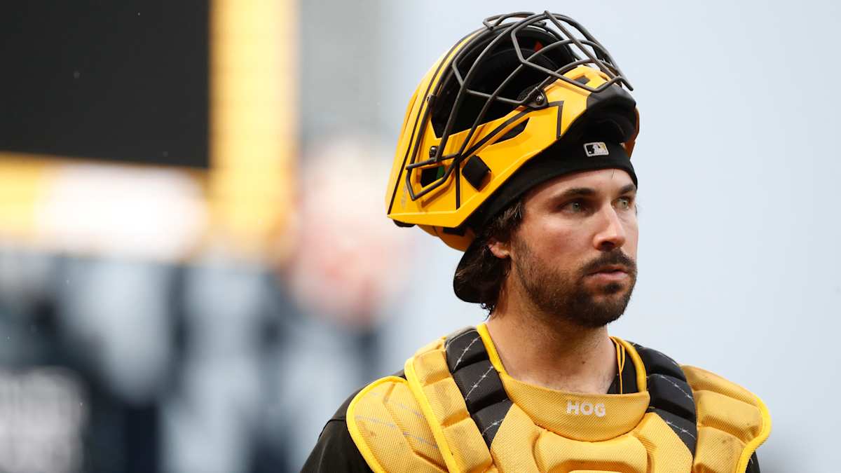 MLB Life on X: Austin Hedges wore his Pirates catchers gear in his first  game for the Rangers  / X