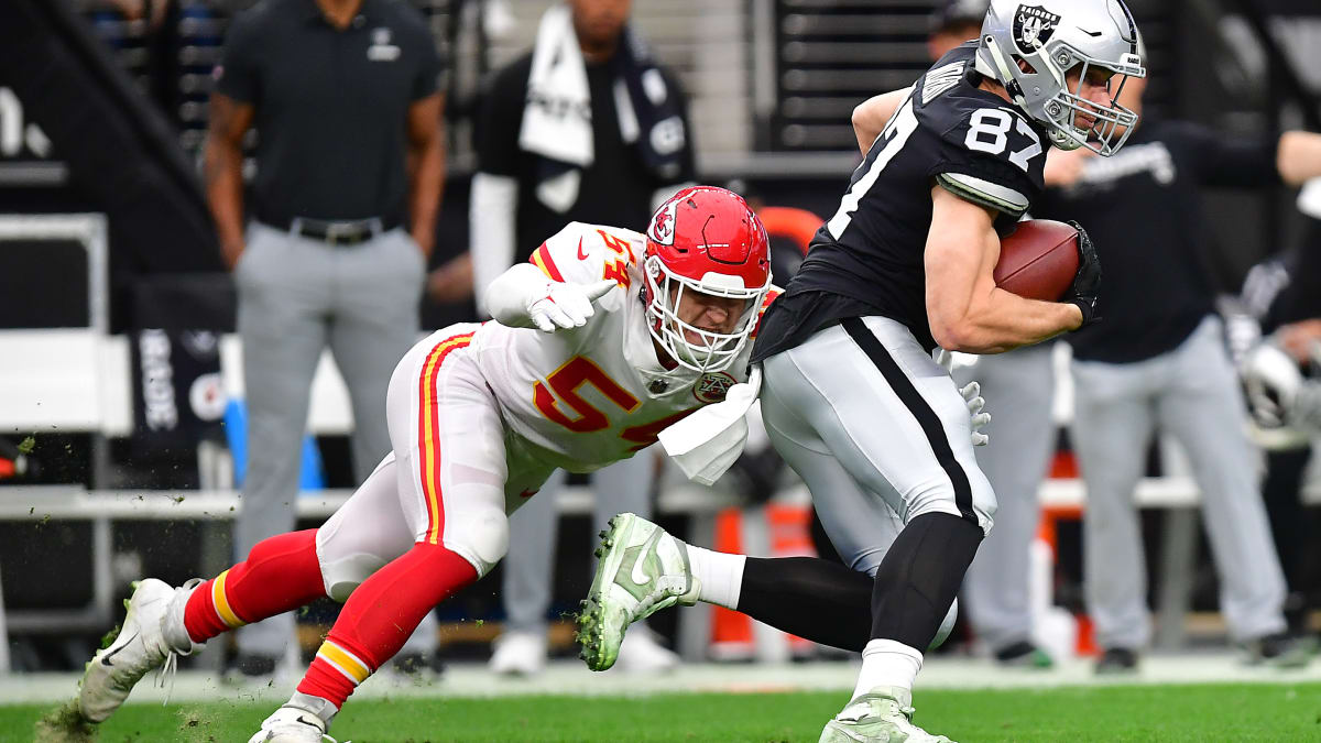 Heat affects KC Chiefs rookie LB Leo Chenal at training camp