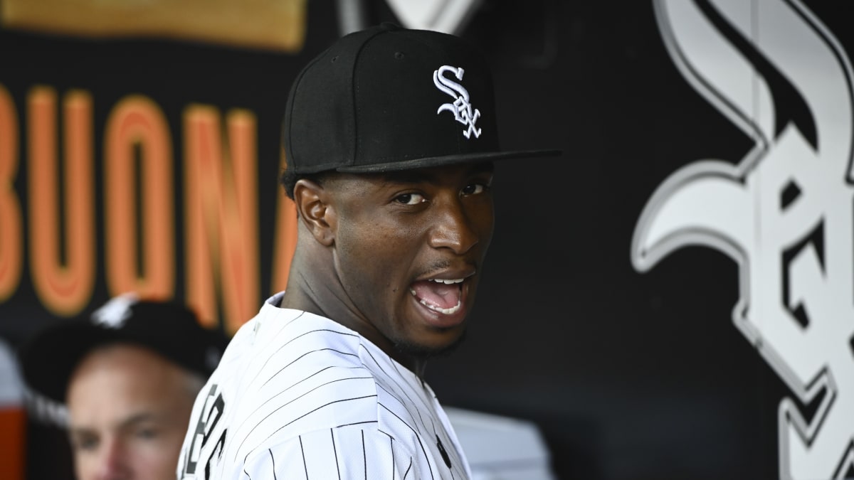 White Sox's Luis Robert pulled after not sprinting out ground ball
