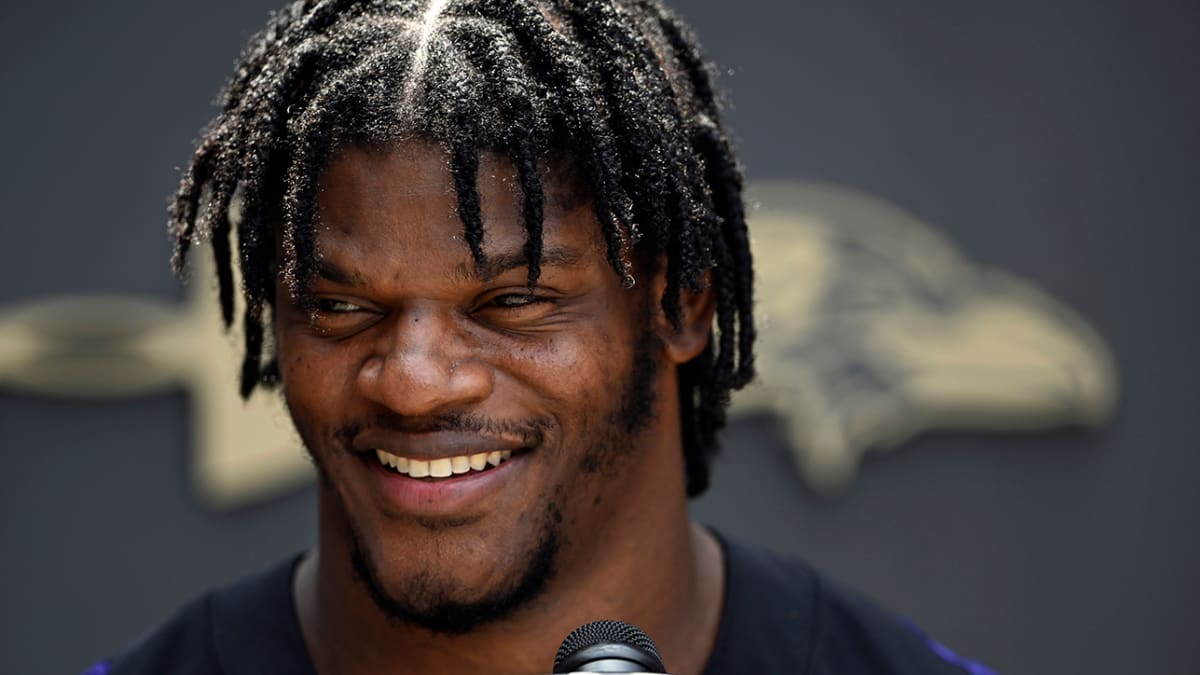 Lamar Jackson debuts new hairstyle at press conference for new