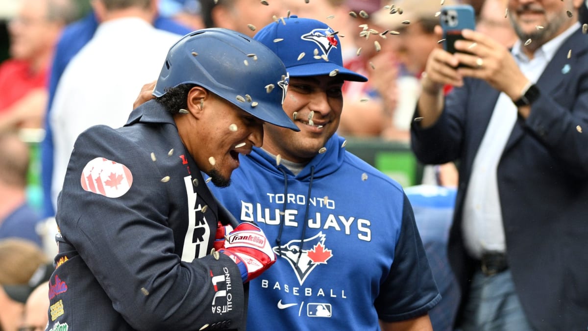 Blue Jays extend contract of hitting coach Guillermo Martinez