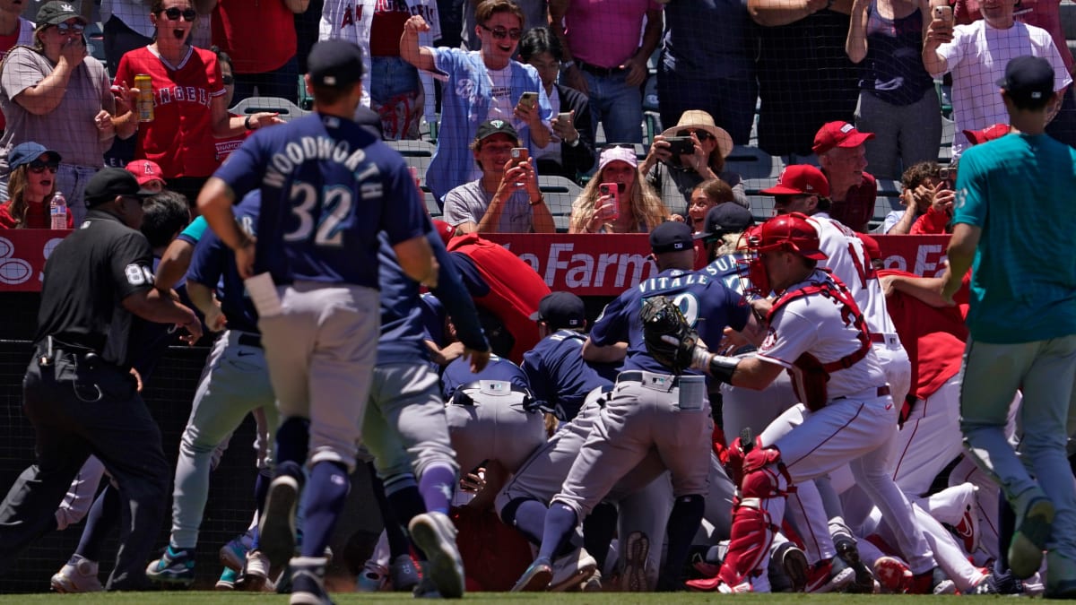 Mariners' Jesse Winker enjoys post-brawl pizza after fan has one delivered  to him at Angel Stadium