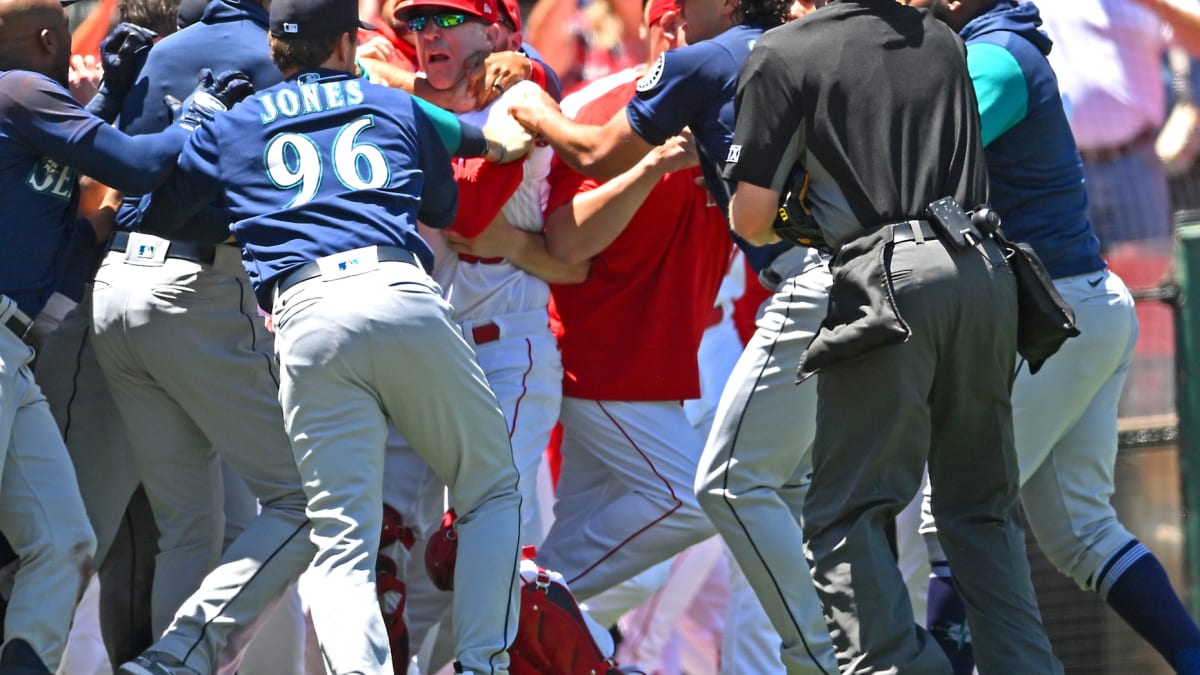 Mariners' Jesse Winker enjoys post-brawl pizza after fan has one delivered  to him at Angel Stadium