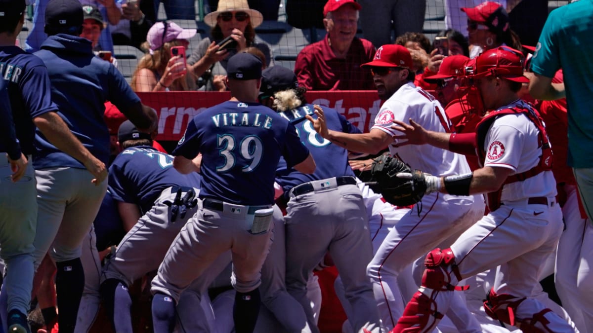 Benches clear in 9th, Servais tossed as Mariners beat Astros