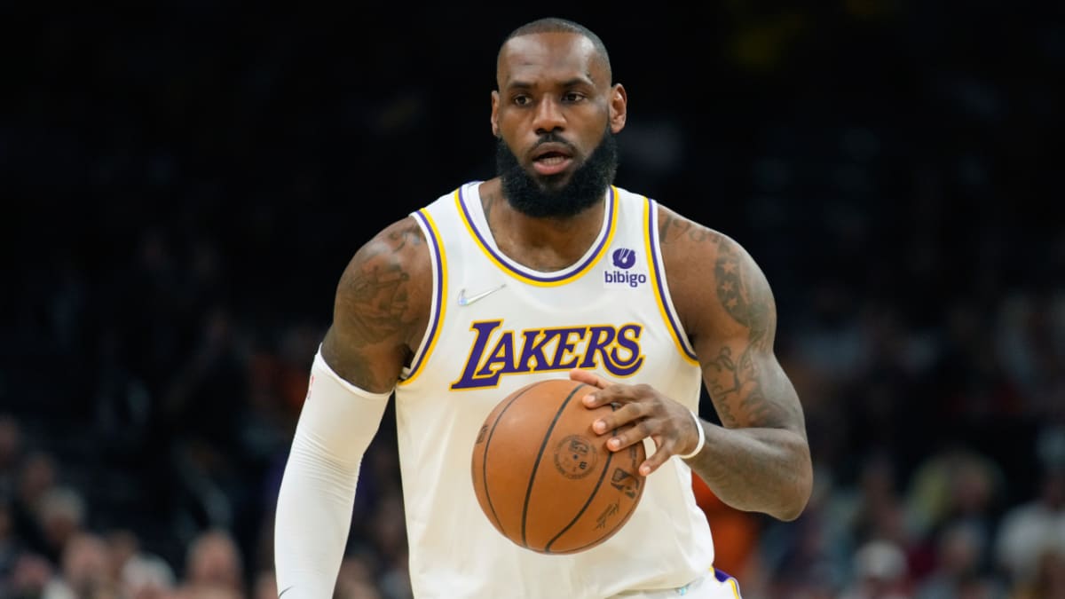 LeBron James reels off highlights during first game as an LA Laker, LeBron  James