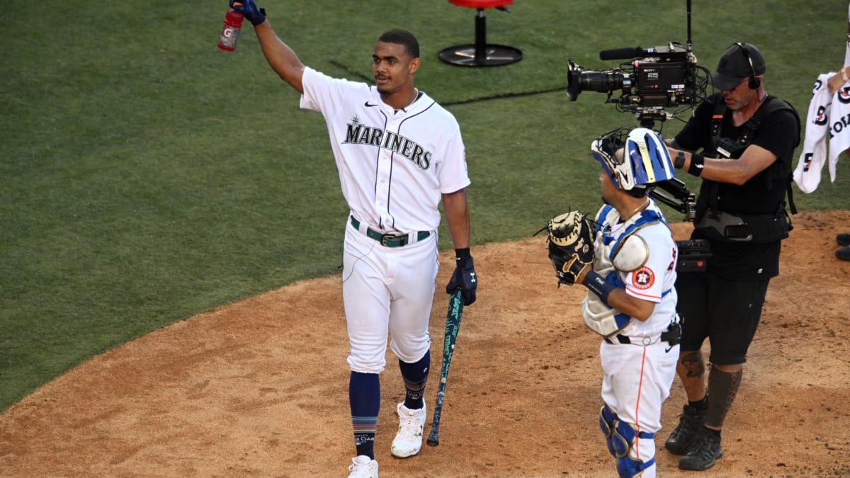 Julio Rodríguez Upsets Pete Alonso, Heads to Home Run Derby Final - Fastball