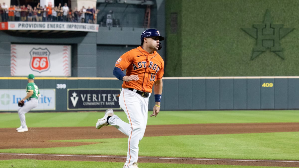 Why Astros' Aledmys Diaz wasn't awarded first base after being hit