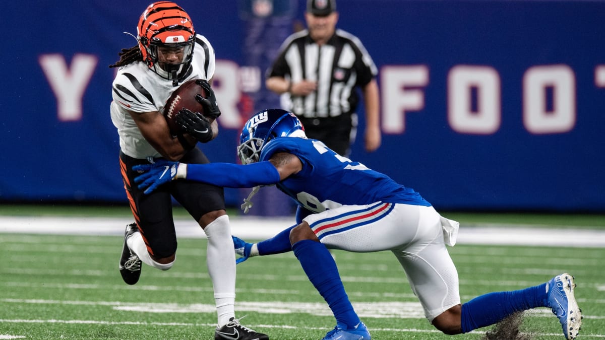 Cincinnati Bengals Wide Receiver Kwamie Lassiter II warms up for