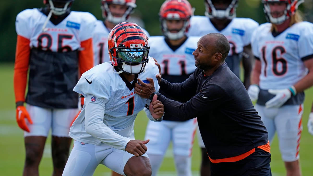 Cincinnati Bengals on X: Friendly reminder to vote Ja'Marr Chase for  Rookie of the Week! Tweet #PepsiROW + @Real10jayy__ or visit ➡   to VOTE! / X