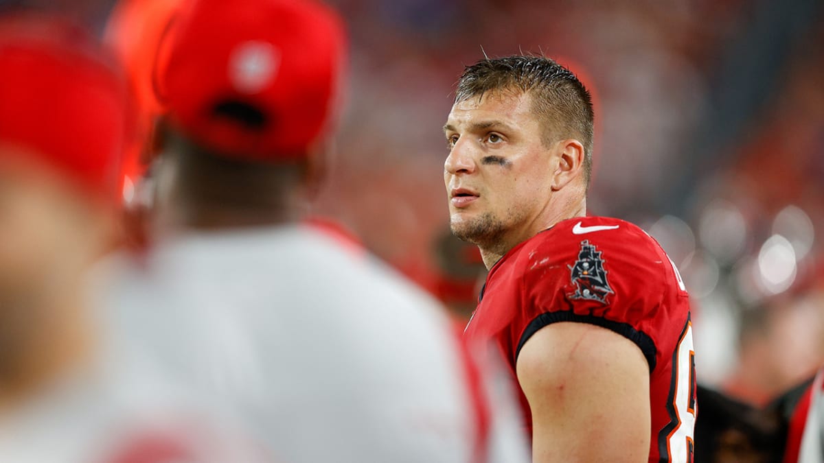 Rob Gronkowski injury: Bucs TE suffers injury in Week 3, returns late in  third quarter after x-rays - DraftKings Network