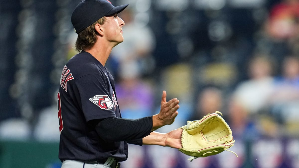 White Sox announcer suspicious of James Karinchak's glove