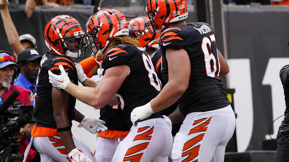 Cincinnati Bengals' Joe Burrow (9) gestures to Ja'Marr Chase (1) during the  NFL football team's training camp, Thursday, July 27, 2023, in Cincinnati.  (AP Photo/Jeff Dean Stock Photo - Alamy