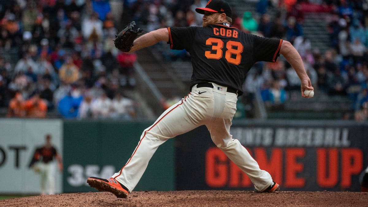 Giants beat Dodgers on walk-off throwing error in extras