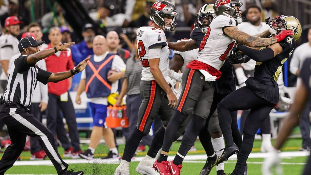 buccaneers WR @mikeevans feeding Marshon Lattimore and the @saints an “L”!  😂 #GoBucs