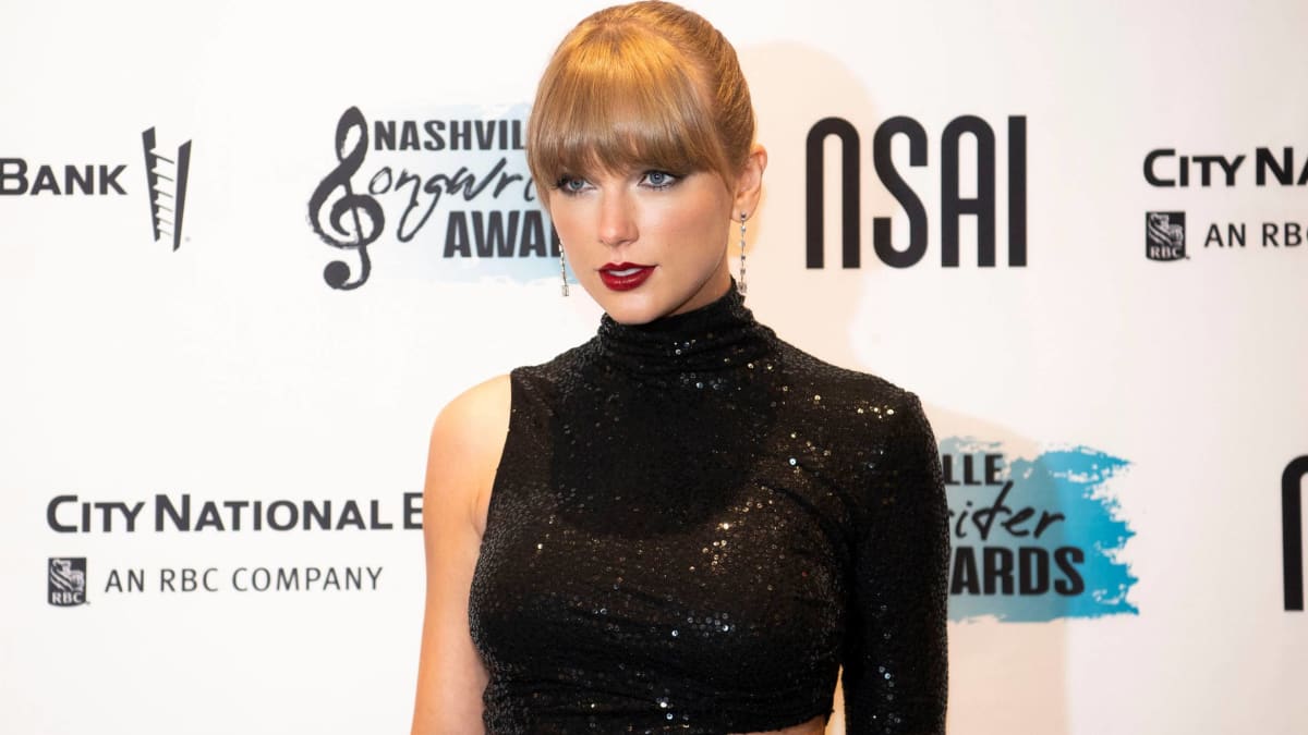 Taylor Swift's Sporty Style Is Worth Stealing, On Super Bowl Sunday and  Beyond - WSJ