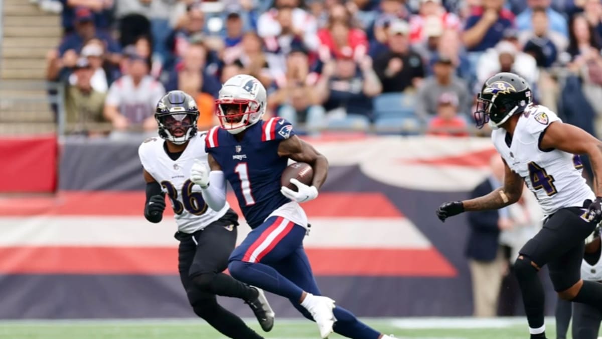 Mac Jones hobbles off the field during Patriots-Ravens game