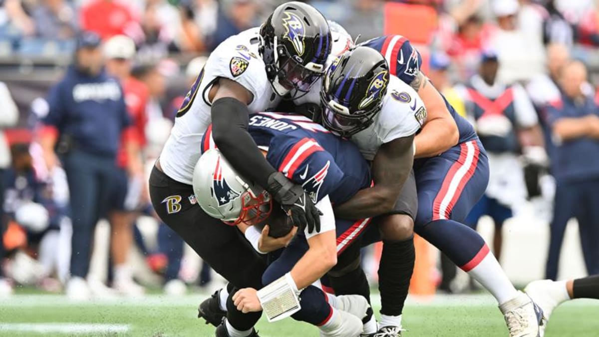 Mac Jones hobbles off the field during Patriots-Ravens game