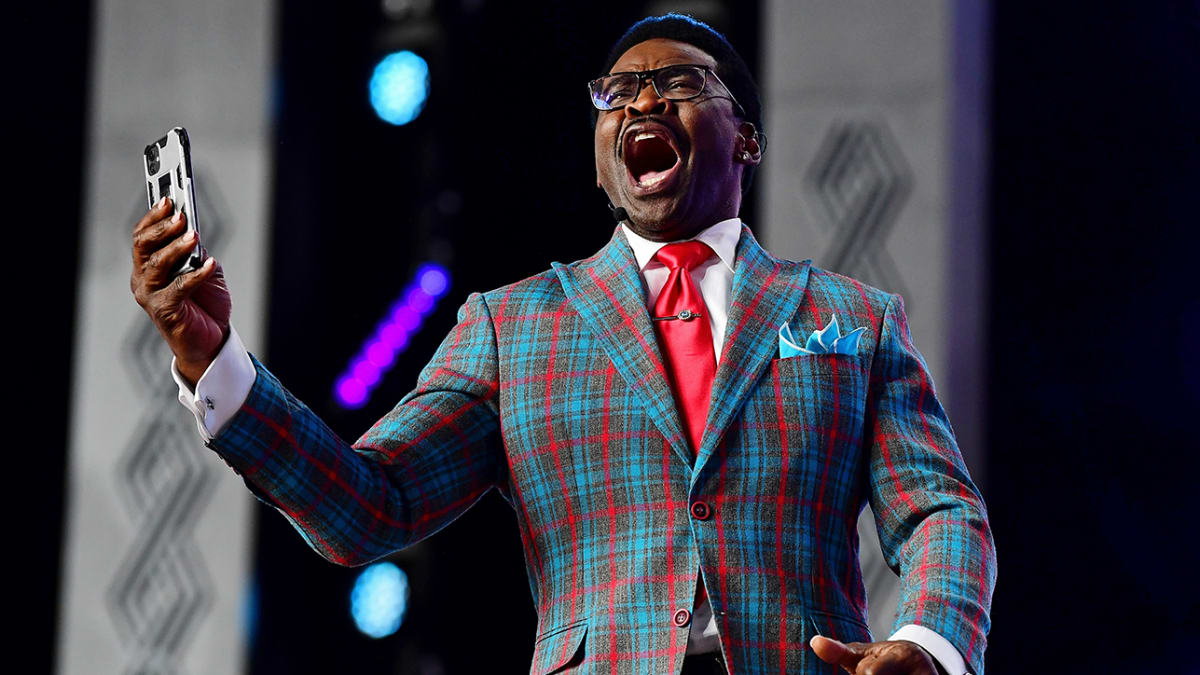 WATCH: Michael Irvin goes the extra mile by putting on hilarious costume  for Halloween