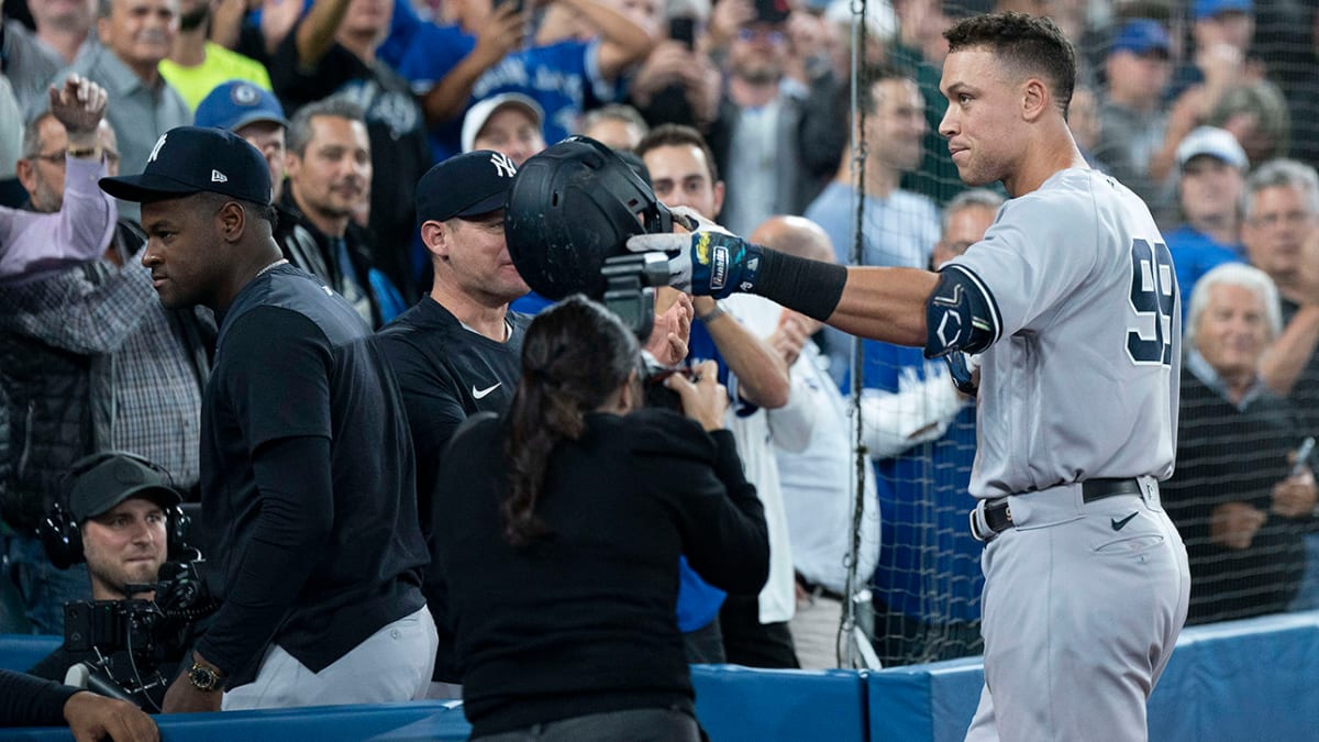 Toronto Blue Jays fan Frankie Lasagna just misses catching Aaron Judge's  61st home run ball