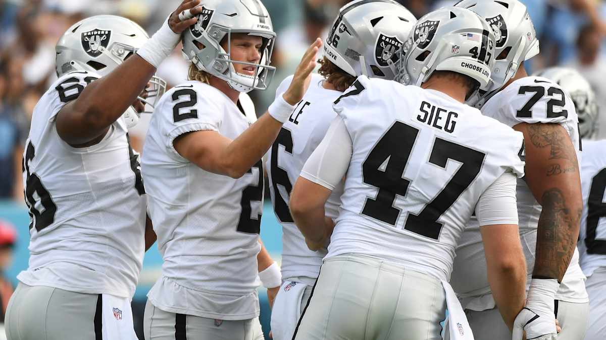 Los Angeles Chargers 32-35 Las Vegas Raiders: Daniel Carlson kicks