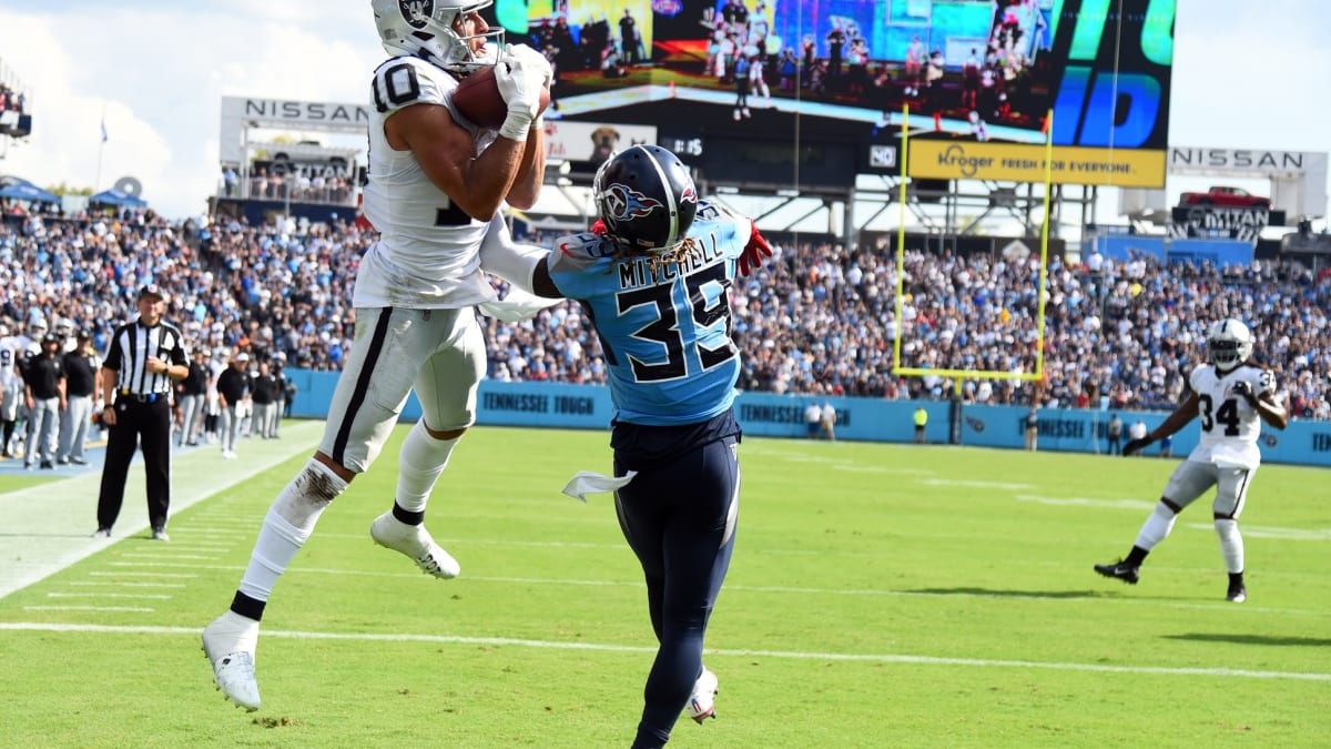 Can't-Miss Play: Las Vegas Raiders wide receiver Mack Hollins outleaps two  defensive backs to catch Raiders quarterback Derek Carr's 26-yard touchdown  dime