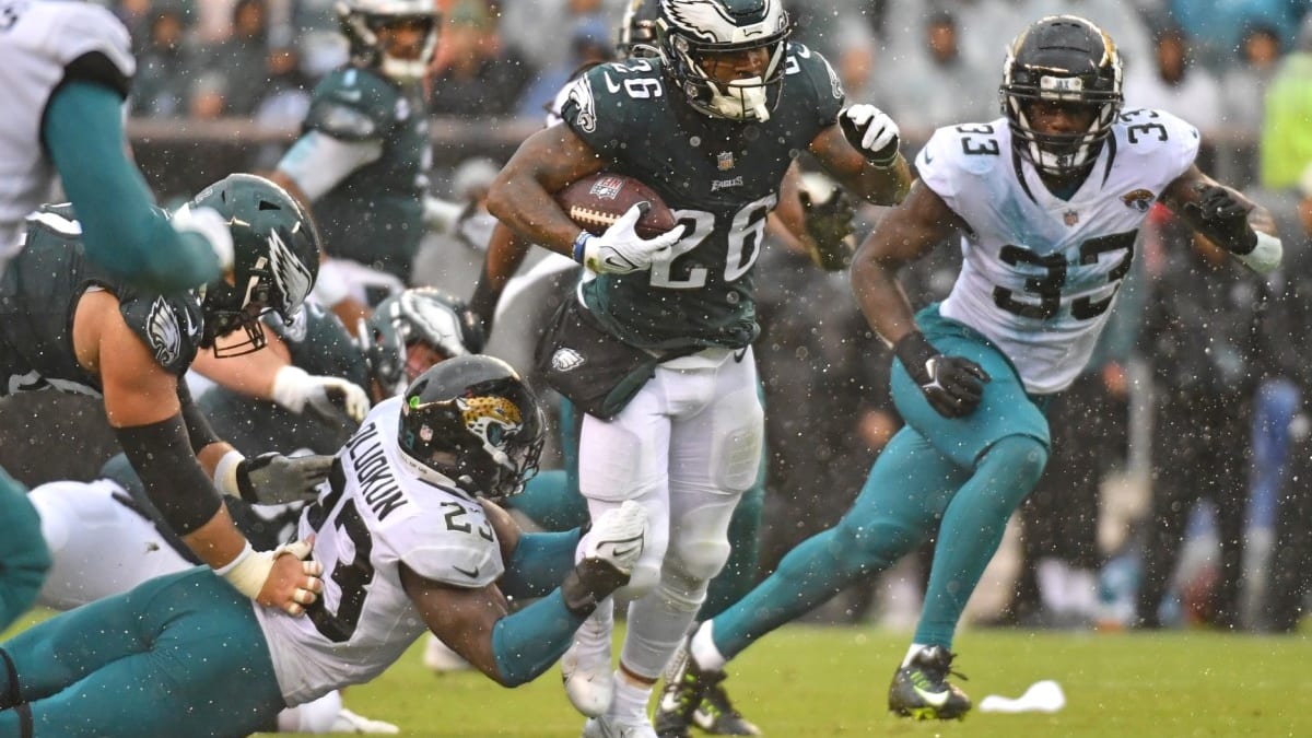 Eagles' best start in 18 years in gutsy, rain-soaked win over Jaguars