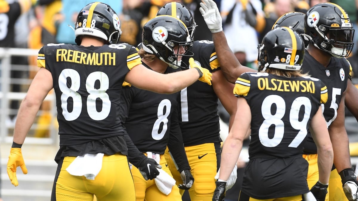 Players Know Pittsburgh Steelers Must Keep Kenny Pickett Moving Forward -  Sports Illustrated Pittsburgh Steelers News, Analysis and More