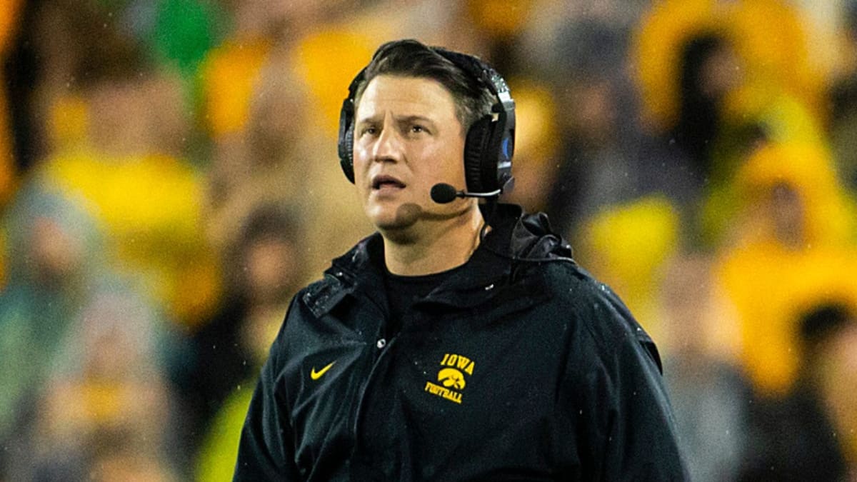 Hawaii forces sportsbooks to adjust; handicapping Iowa's Brian Ferentz, Betting