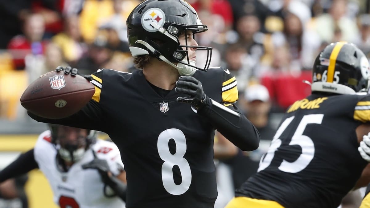 Pittsburgh Steelers quarterback Kenny Pickett (8) warms up before an NFL  football game against the Tampa Bay Buccaneers in Pittsburgh, Sunday, Oct.  16, 2022. (AP Photo/Barry Reeger Stock Photo - Alamy