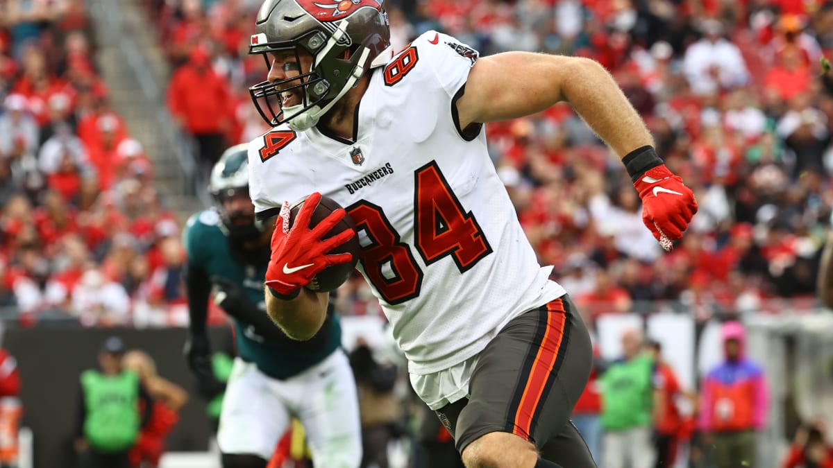 CAMERON BRATE Tampa Bay Buccaneers tight end holds on to an 8 yard TD pass  - 11.22.15