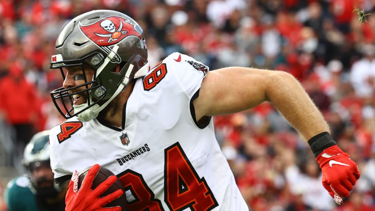 CAMERON BRATE Tampa Bay Buccaneers tight end holds on to an 8 yard TD pass  - 11.22.15