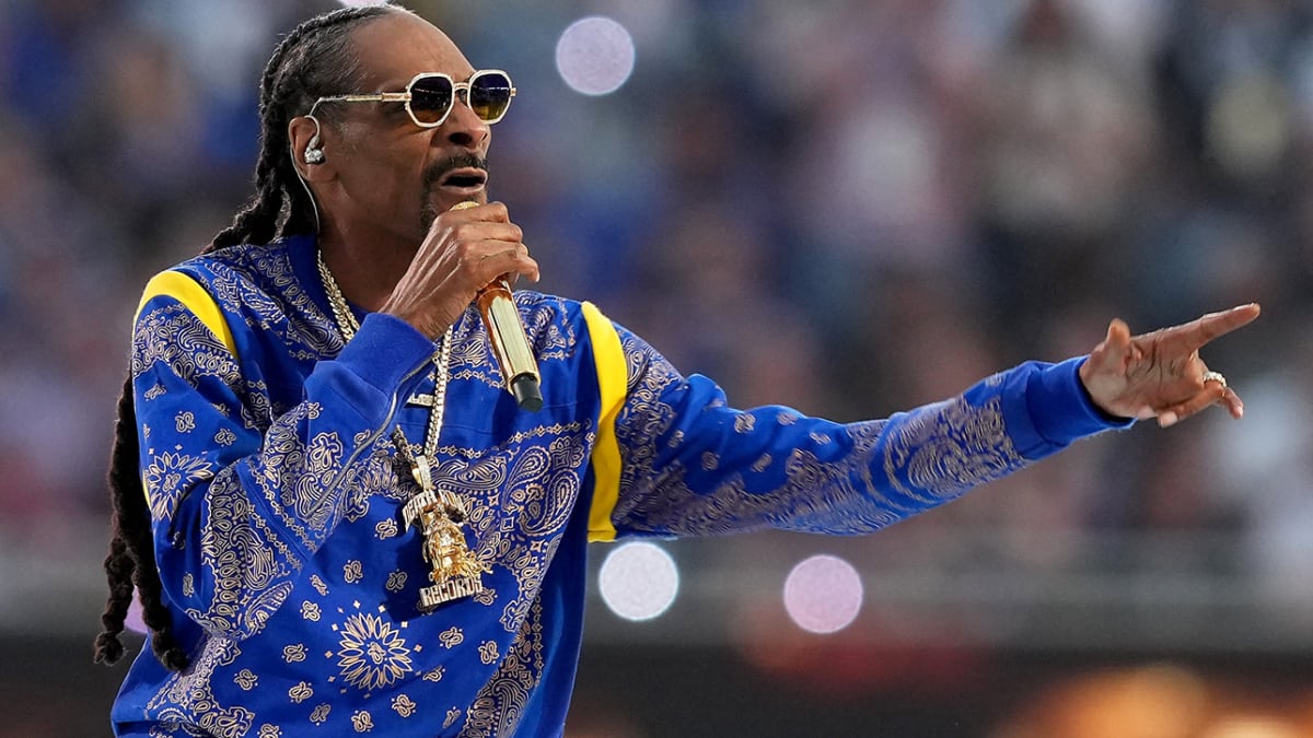 Snoop Dogg Leading the Sunday Night Football Final on Peacock Sports - The  Manual