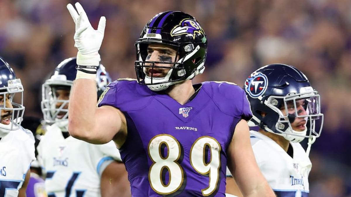 Baltimore Ravens tight end Mark Andrews (89) gets relief from the heat next  to a water