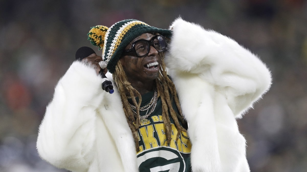 Watch: Lil Wayne leads Packers onto the field ahead of 'TNF