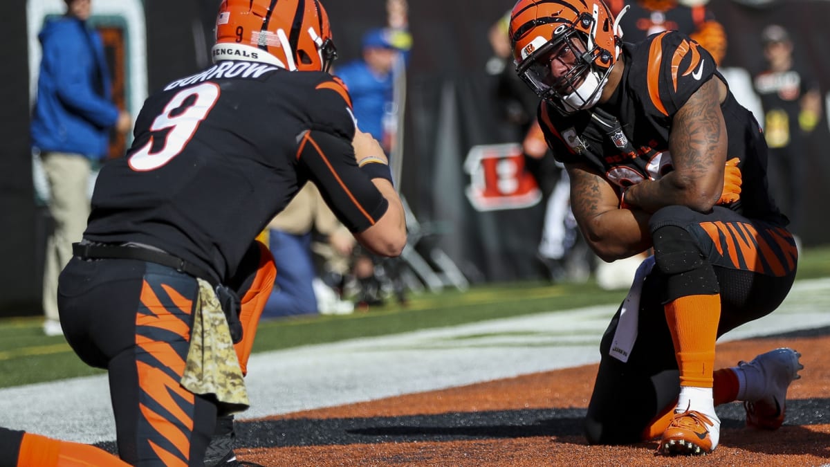 Cincinnati, OH, USA. 4th Oct, 2020. Joe Mixon #28 of the Cincinnati Bengals  waves to the crowd after NFL football game action between the Jacksonville  Jaguars and the Cincinnati Bengals at Paul