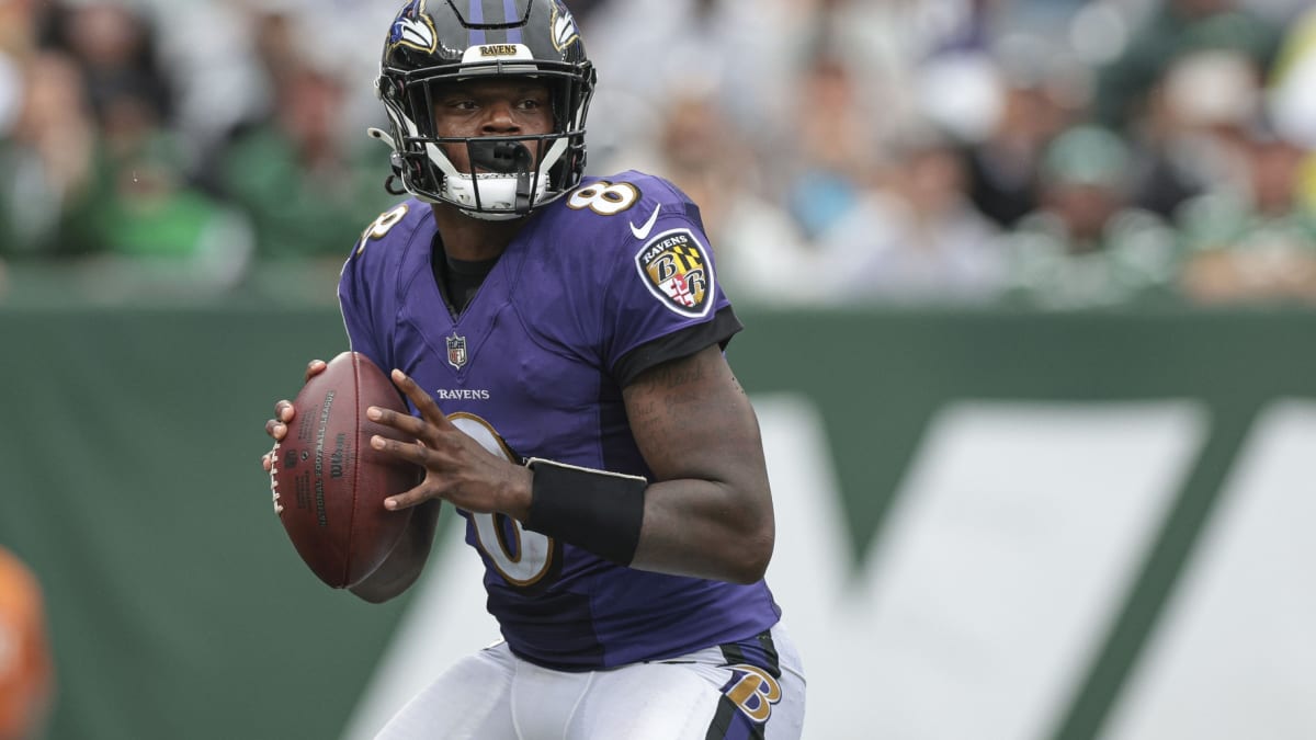 Jets players ask Lamar Jackson for a Jersey after the game