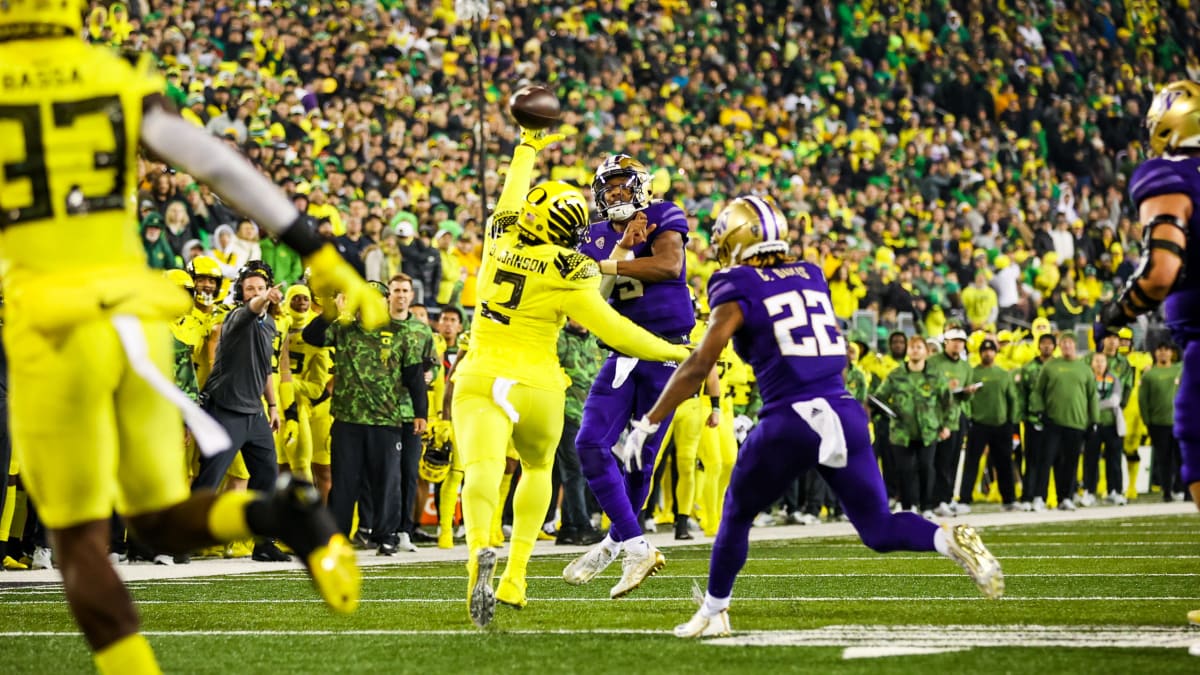 The last time Washington and Oregon faced off we had a CRAZY game with 7  lead changes 😳🍿 Will this time around top it?