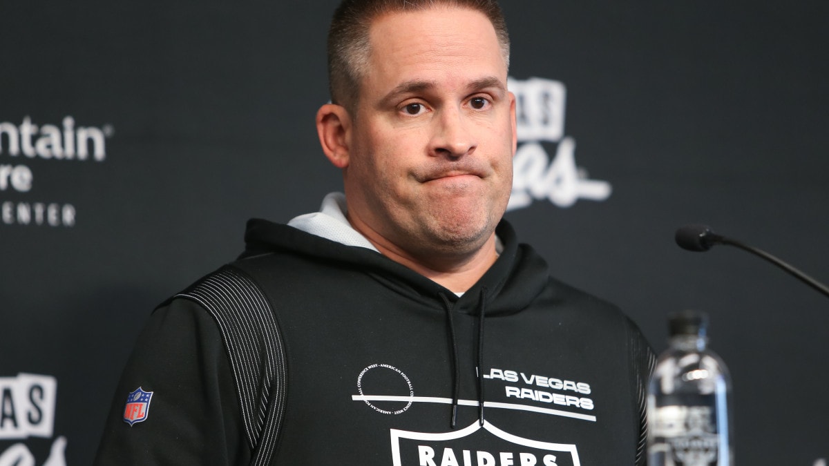 Las Vegas Raiders head coach Josh McDaniels watches players warm up before  an NFL football game against the Denver Broncos in Denver, Sunday, Nov. 20,  2022. (AP Photo/David Zalubowski Stock Photo - Alamy