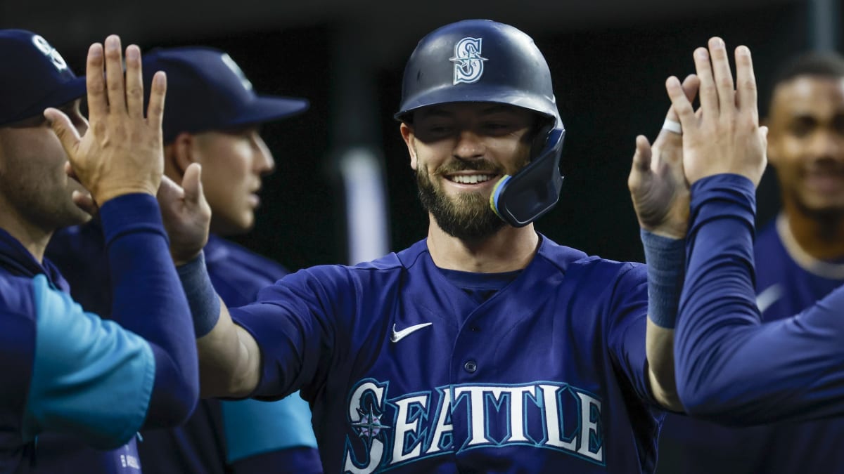 Mariners tie Texas for AL West lead, beat Royals 7-5 behind Suárez