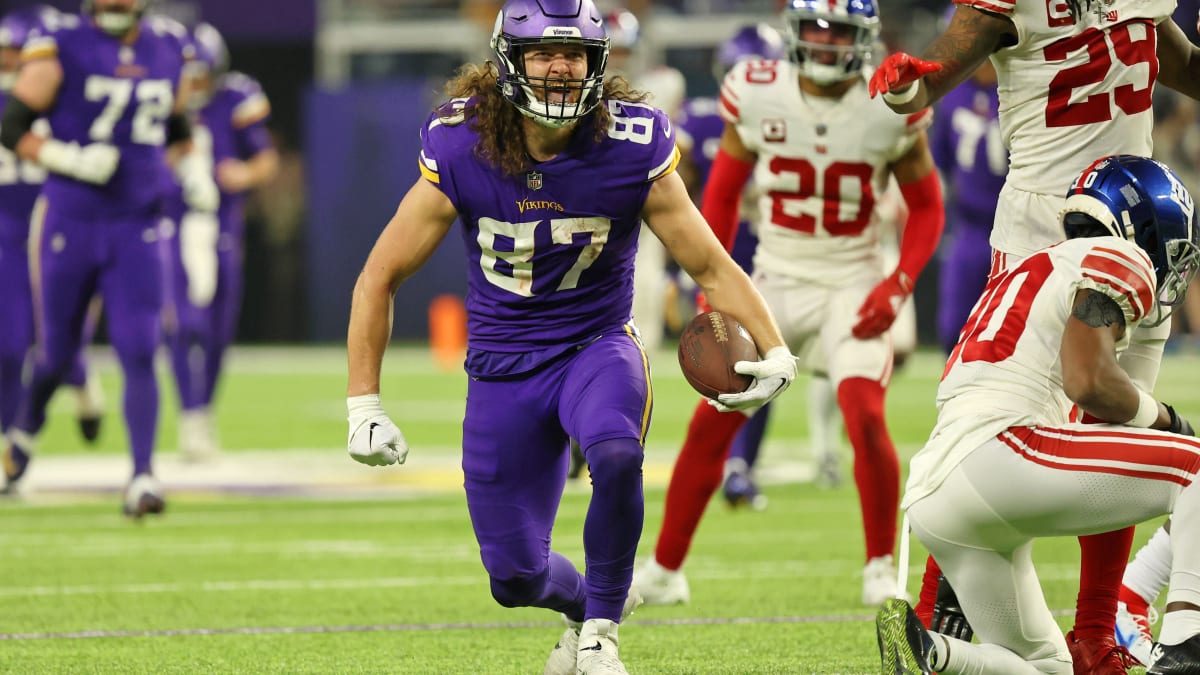 Minnesota Vikings linebacker William Kwenkeu (47) plays against