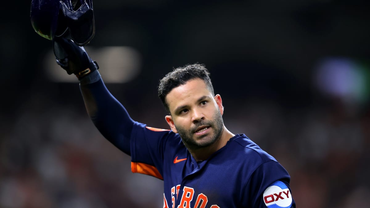 Jose Altuve homers for 1500th career hit