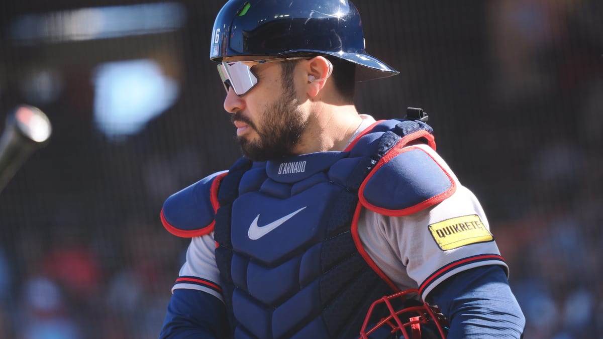 WATCH: Travis d'Arnaud shows that catchers are athletes too