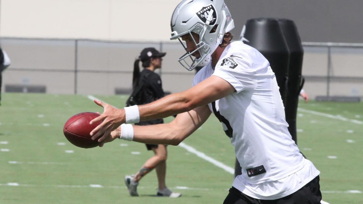 Raiders news: Derek Carr wearing new helmet - Silver And Black Pride