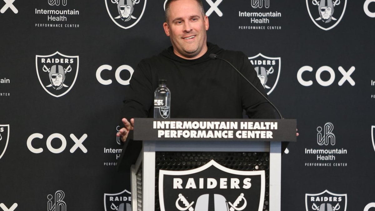 Las Vegas Raiders head coach Josh McDaniels talks with players prior to an  NFL football game against the Denver Broncos, Sunday, Sept. 10, 2023, in  Denver. (AP Photo/Jack Dempsey Stock Photo - Alamy