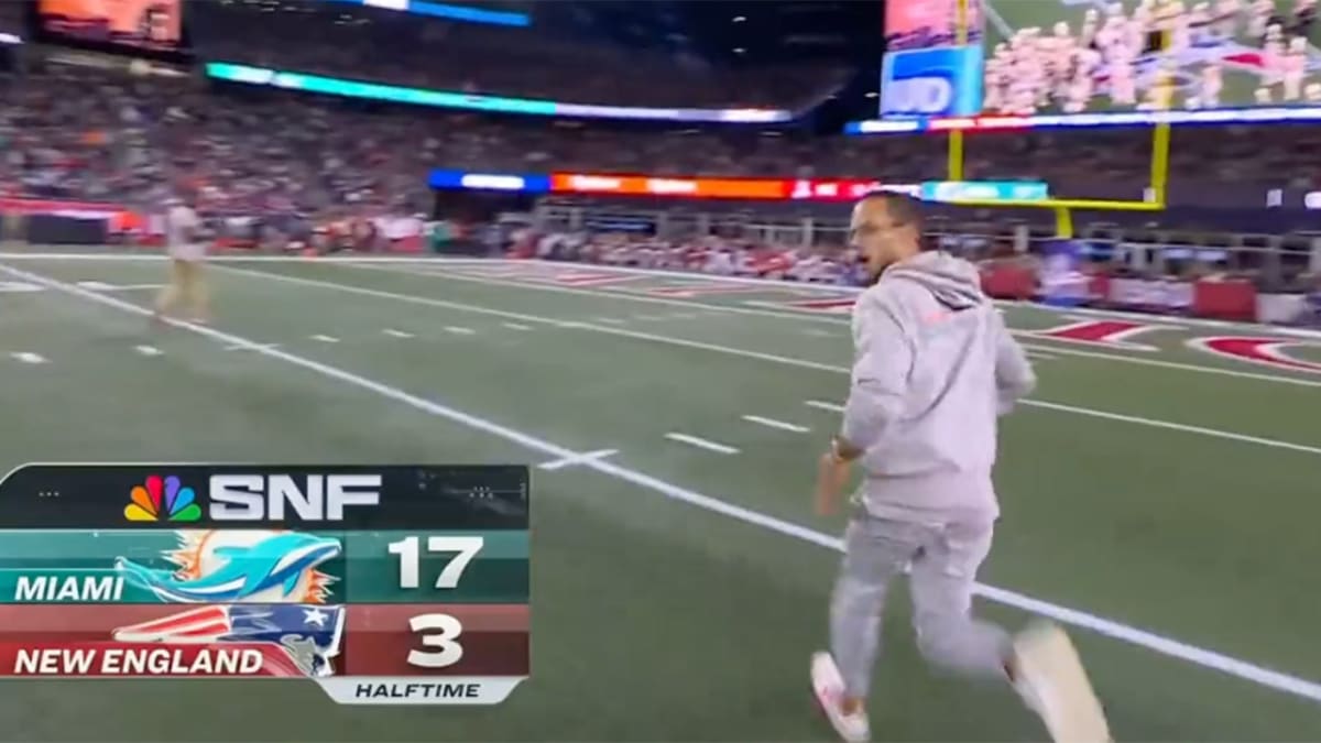 Dolphins' Mike McDaniel hilariously sprints off field after halftime  interview