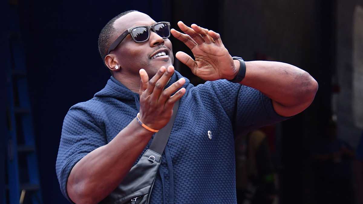 Buffalo Bills linebacker Takeo Spikes adjusts his head-band during