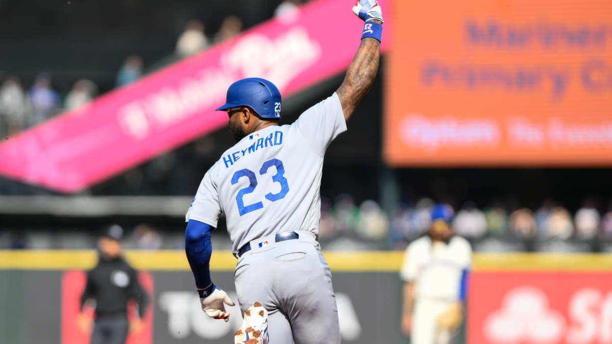 Julio Urías replaced by Will Smith, Austin Barnes on Dodgers mural