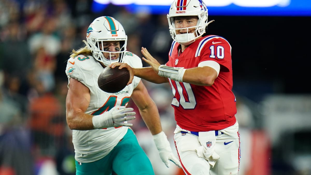 Miami Dolphins inside linebacker Andrew Van Ginkel (43) walks off the field  after an NFL football